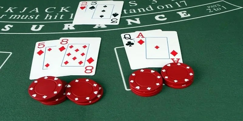 Cách chơi blackjack tối ưu đó chính là theo dõi và sắp xếp bài hợp lý